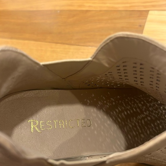 Restricted women’s tan suede heel ankle boots size 9 . - Picture 6 of 11